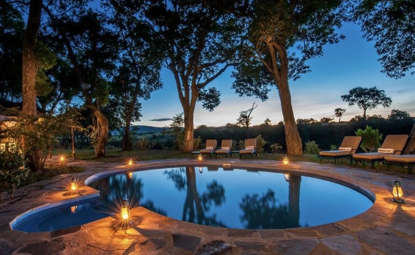 马赛马拉营地泳池夜景